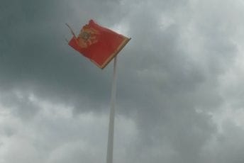 AŽ DPS Nikšić: Lokalna vlast da zamijeni oštećenu državnu zastavu na Grahovcu AŽ DPS Nikšić: Lokalna vlast da zamijeni oštećenu državnu zastavu na Grahovcu