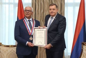 Dodik odlikovao Mandića Ordenom časti Dodik odlikovao Mandića Ordenom časti