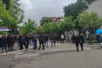 Kosovo: Nekoliko stotina građana i jutros okupljeno u Zvečanu Kosovo: Nekoliko stotina građana i jutros okupljeno u Zvečanu