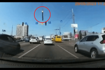 Dramatičan snimak iz Kijeva: Projektil pada među automobile u pokretu u centru grada Dramatičan snimak iz Kijeva: Projektil pada među automobile u pokretu u centru grada
