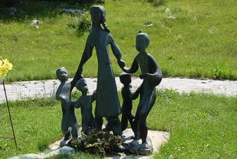 Povodom 80 godina od zločina u Pivi: Akademija sjećanja "Suza na kamenu" u Dolima Povodom 80 godina od zločina u Pivi: Akademija sjećanja "Suza na kamenu" u Dolima