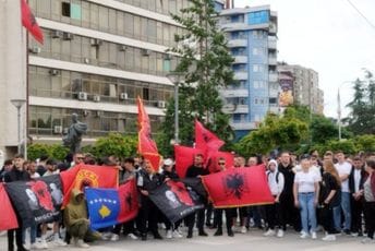 Grupa Albanaca okupila se kod mosta u Mitrovici
