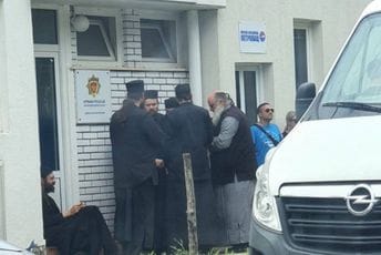 Grupa od 20 sveštenika iz Srbije i BiH danas zatražila prijavku boravka u Petrovcu Grupa od 20 sveštenika iz Srbije i BiH danas zatražila prijavku boravka u Petrovcu