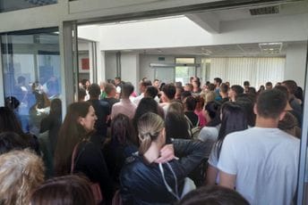 Podgorica: Maturanti protestvuju ispred Ministarstva prosvjete