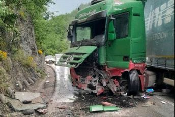Kamion skliznuo s kolovoza kod Slijepač mosta: Obustavljen saobraćaj