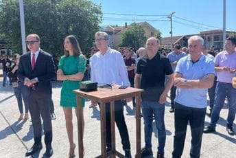 Đeljošaj i manekenka Emina Čunmuljaj otvorili novi trg u Tuzima Đeljošaj i manekenka Emina Čunmuljaj otvorili novi trg u Tuzima