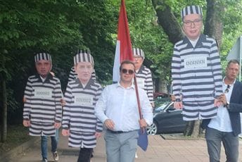 Počinje protest u Beogradu: Vučića, Brnabić, Mitrovića i Vučićevića 'obukli' u robijaške uniforme