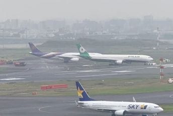 U Japanu kasnili letovi: Sudarila se dva aviona na pisti aerodroma u Tokiju U Japanu kasnili letovi: Sudarila se dva aviona na pisti aerodroma u Tokiju