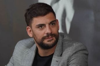 Poslanica SNS-a vrijeđala glumca Milana Marića jer je čitao iskaze svjedoka na suđenju Ratku Mladiću Poslanica SNS-a vrijeđala glumca Milana Marića jer je čitao iskaze svjedoka na suđenju Ratku Mladiću