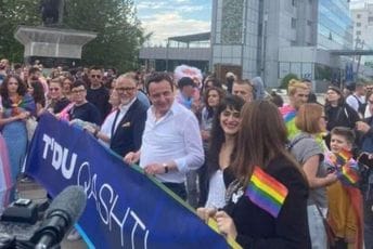 Kurti predvodio Paradu ponosa u Prištini Kurti predvodio Paradu ponosa u Prištini