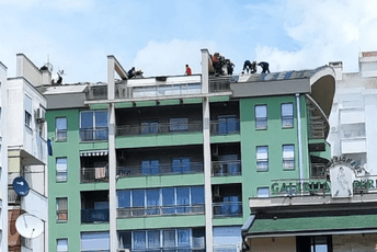 Vatrogasci u Baru osam sati gasili požar na krovu zgrade Vatrogasci u Baru osam sati gasili požar na krovu zgrade