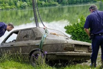 Prodaje se BMW koji je 35 godina bio u blatu na dnu rijeke Prodaje se BMW koji je 35 godina bio u blatu na dnu rijeke