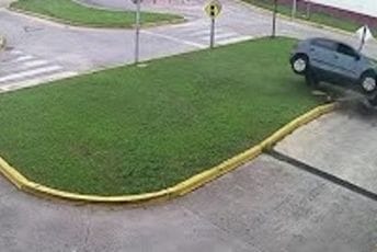 Kad polaganje vozačkog "krene po zlu": Udarila u ivičnjak, potom u stub, automobil završio na boku Kad polaganje vozačkog "krene po zlu": Udarila u ivičnjak, potom u stub, automobil završio na boku