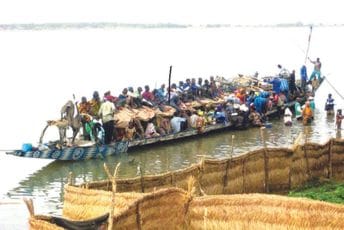 Vraćali se sa vjenčanja: Najmanje 100 ljudi stradalo pri prevrtanju broda u Nigeriji Vraćali se sa vjenčanja: Najmanje 100 ljudi stradalo pri prevrtanju broda u Nigeriji