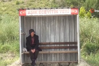 Muškarac na autobuskoj već 24 godine, svaki dan, čeka izgubljenu ljubav Muškarac na autobuskoj već 24 godine, svaki dan, čeka izgubljenu ljubav