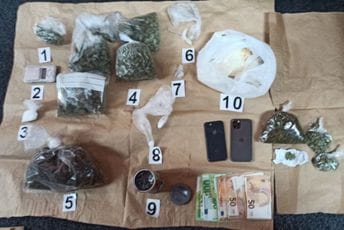 Mladić iz Nikšića uhapšen u Budvi zbog ulične prodaje droge Mladić iz Nikšića uhapšen u Budvi zbog ulične prodaje droge