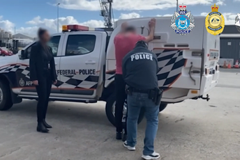 Crnogorski pomorci optuženi za umiješanost u šverc 850 kg kokaina: Osumnjičeni da su znali da je droga na brodu Crnogorski pomorci optuženi za umiješanost u šverc 850 kg kokaina: Osumnjičeni da su znali da je droga na brodu