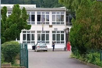 BiH: Zatražen pritvor za oca dječaka koji je ranio nastavnika u Lukavcu BiH: Zatražen pritvor za oca dječaka koji je ranio nastavnika u Lukavcu