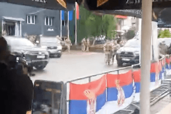 Tokom napada na novinare na Kosovu vojnici KFOR-a su stajali po strani Tokom napada na novinare na Kosovu vojnici KFOR-a su stajali po strani