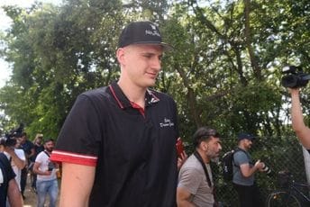 Baš kao što je i obećao: Jokić nakon naslova u NBA ligi stigao na trku konja u Somboru (VIDEO) Baš kao što je i obećao: Jokić nakon naslova u NBA ligi stigao na trku konja u Somboru (VIDEO)
