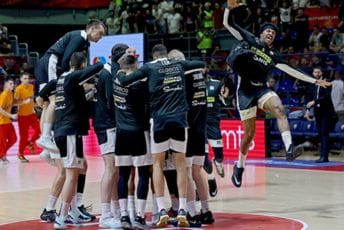 Haos uoči finala ABA lige: Igrači Partizana napustili parket nakon što su ih navijači Zvezde gađali upaljačima i kovanicama Haos uoči finala ABA lige: Igrači Partizana napustili parket nakon što su ih navijači Zvezde gađali upaljačima i kovanicama