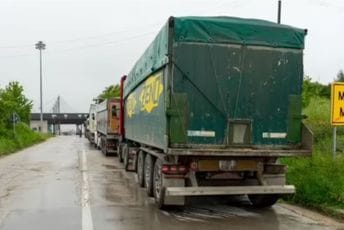 Kamionima i autobusima sa Kosova onemogućen ulazak u Srbiju Kamionima i autobusima sa Kosova onemogućen ulazak u Srbiju