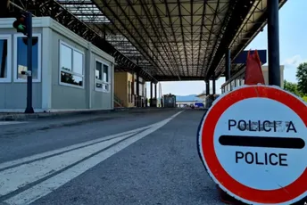 Tri granična prelaza između Srbije i Kosova i dalje blokirana za kamione i autobuse Tri granična prelaza između Srbije i Kosova i dalje blokirana za kamione i autobuse
