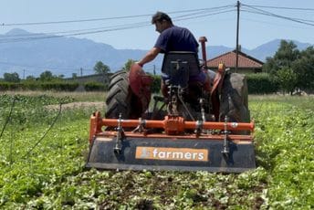 Zećanin iz protesta preorao zasade: Nema gdje da proda salatu, Jokoviću poručuje da umjesto televizija ide na njive Zećanin iz protesta preorao zasade: Nema gdje da proda salatu, Jokoviću poručuje da umjesto televizija ide na njive