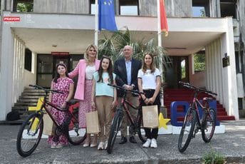 Uručene nagrade pobjednicama konkursa "Zamisli budućnost" Uručene nagrade pobjednicama konkursa "Zamisli budućnost"