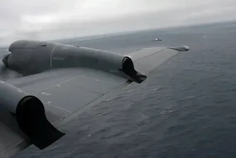 I kada bi locirali podmornicu, spasiocima bi bili potrebni sati da dođu do nje i vrate je na površinu I kada bi locirali podmornicu, spasiocima bi bili potrebni sati da dođu do nje i vrate je na površinu