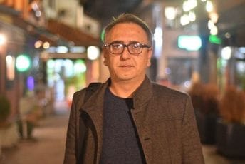 "Andrićev skriveni teatar" na platou ispred biblioteke "Radosav Ljumović" "Andrićev skriveni teatar" na platou ispred biblioteke "Radosav Ljumović"