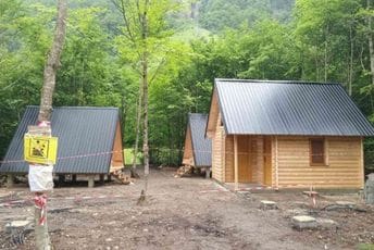 Kad stražar ode kući, traktorima dovoze materijal i nastavljaju gradnju Polazne osnove za još objekata koji se planiraju izgraditi pored već izgrađenih