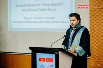 "Za promovisanje ljudskih prava i etike u međunarodnim odnosima": Abazoviću u Istanbulu uručen počasni doktorat "Za promovisanje ljudskih prava i etike u međunarodnim odnosima": Abazoviću u Istanbulu uručen počasni doktorat