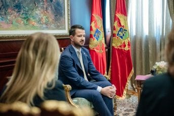 Milatović sa predstavnicima NVO: Crnoj Gori potrebno formiranje stabilne Vlade koja će kao prioritet imati evropsku agendu Milatović sa predstavnicima NVO: Crnoj Gori potrebno formiranje stabilne Vlade koja će kao prioritet imati evropsku agendu