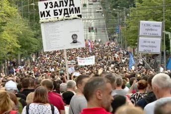 Građani sa protesta u Srbiji poslali poruke: „Računajte na nas“, „Ostavke“ Građani sa protesta u Srbiji poslali poruke: „Računajte na nas“, „Ostavke“