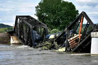Voz sa opasnim materijama iskočio iz šina: Izazvao rušenje mosta u Montani Voz sa opasnim materijama iskočio iz šina: Izazvao rušenje mosta u Montani