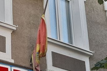 Nikšić: Pocijepana i uprljana državna zastava ispred kancelarija Komunalne policije Nikšić: Pocijepana i uprljana državna zastava ispred kancelarija Komunalne policije