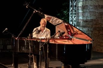 (VIDEO) Još jedan sjajan nastup Hadžimanova u Budvi: Muzičke impresije i eksperimenti džez virtuoza na klaviru (VIDEO) Još jedan sjajan nastup Hadžimanova u Budvi: Muzičke impresije i eksperimenti džez virtuoza na klaviru