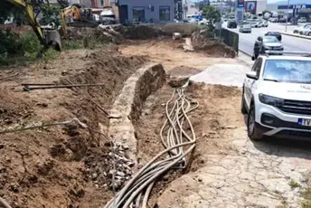 Radnik uzrokovao nestanak struje u Tivtu: Krampom oštetio kabl, ali imao je mnogo sreće prilikom detonacije Radnik uzrokovao nestanak struje u Tivtu: Krampom oštetio kabl, ali imao je mnogo sreće prilikom detonacije