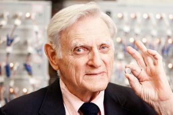 Preminuo nobelovac Džon Gudinaf, pronalazač litijum-jonske baterije Preminuo nobelovac Džon Gudinaf, pronalazač litijum-jonske baterije