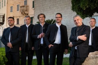 Riblje jezero, novo mjesto muzike: Zvuk dalmatinske pjesme u izvođenju klape Cambi na Durmitoru Riblje jezero, novo mjesto muzike: Zvuk dalmatinske pjesme u izvođenju klape Cambi na Durmitoru