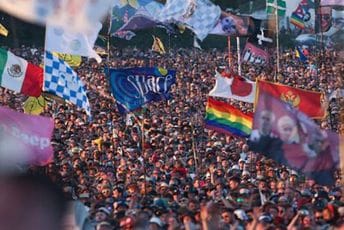 Glastonbury: I crnogorska zastava u prvim redovima na koncertu koji je oborio sve rekorde Glastonbury: I crnogorska zastava u prvim redovima na koncertu koji je oborio sve rekorde