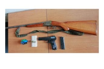 Rožaje: Policija pretresla stan pa pronašla lovačku pušku bez serijskog broja i pištolj marke M57-TT Rožaje: Policija pretresla stan pa pronašla lovačku pušku bez serijskog broja i pištolj marke M57-TT