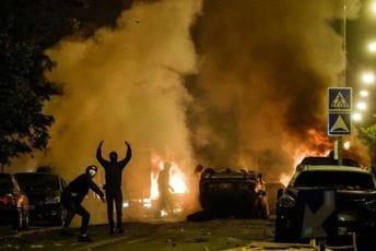 Protesti u Francuskoj nakon ubistva tinejdžera: 77 uhapšenih, zapaljen autobus