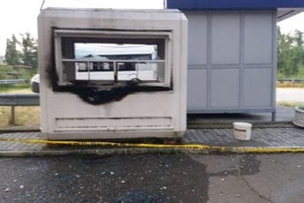 Bačena eksplozivna naprava na punkt policije u Sjevernoj Mitrovici Bačena eksplozivna naprava na punkt policije u Sjevernoj Mitrovici