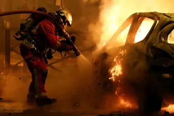 Očekuju se još masovniji protesti: Francuska večeras izvodi čak 40.000 policajaca na ulice Očekuju se još masovniji protesti: Francuska večeras izvodi čak 40.000 policajaca na ulice