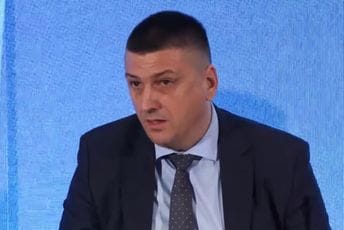 "Za bolju bezbjednost i sprečavanje nepotrebnih troškova": Vlada Novoviću dodjeljuje blindirani "majbah" "Za bolju bezbjednost i sprečavanje nepotrebnih troškova": Vlada Novoviću dodjeljuje blindirani "majbah"