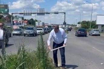 (VIDEO) Dodik kosio travu pored puta kod Banjaluke (VIDEO) Dodik kosio travu pored puta kod Banjaluke