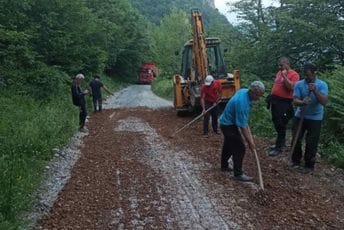 Bijelo Polje: Mještani se samoorganizovali i nasipaju izlokani put Bijelo Polje: Mještani se samoorganizovali i nasipaju izlokani put