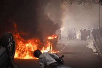 Potpuni haos u Francuskoj: Uhapšeno više od 400 osoba, demonstranti tokom noći pljačkali radnje u centru Pariza